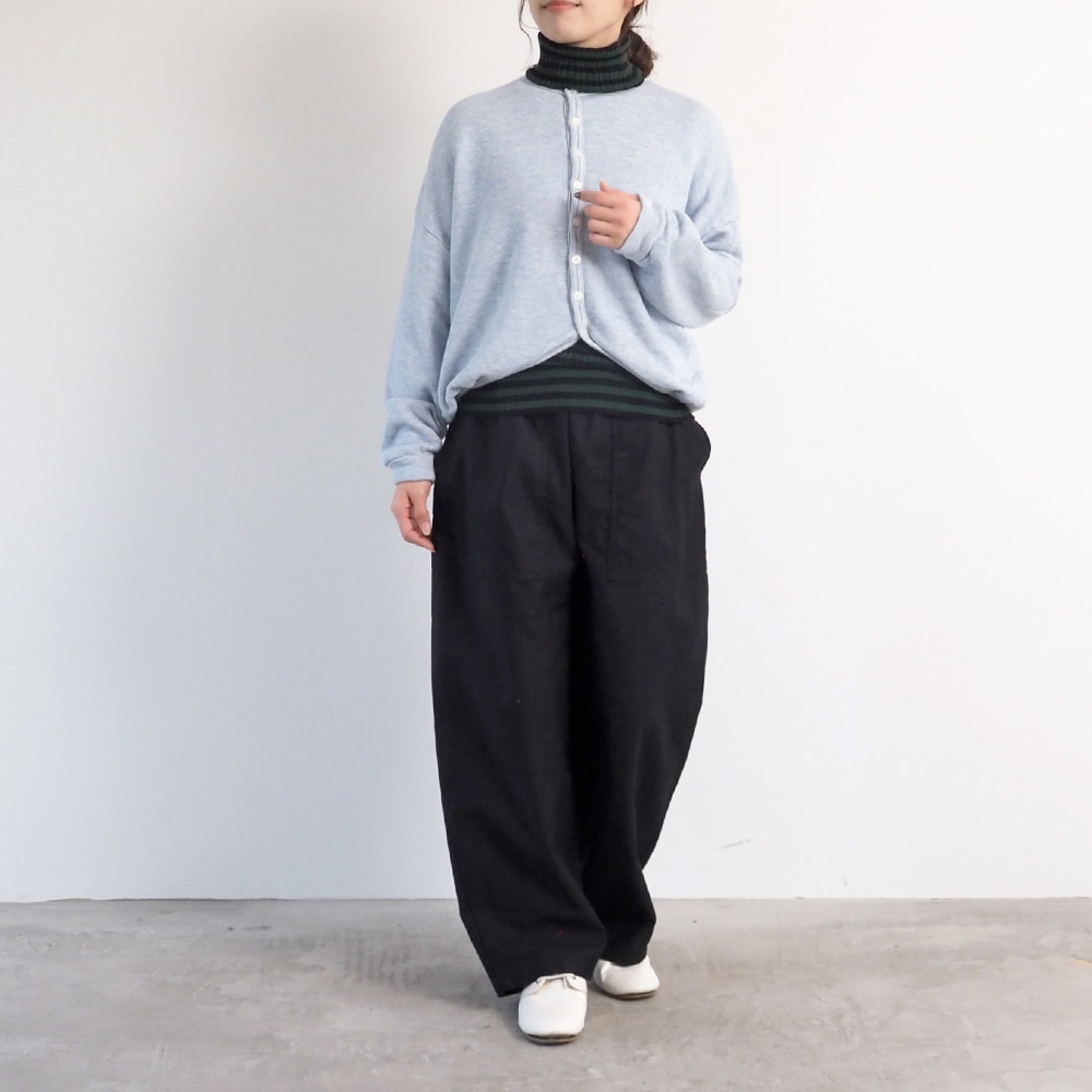 ムラ糸ミリタリーバックサテン クラフトパンツ　パンツを着た女性の全身