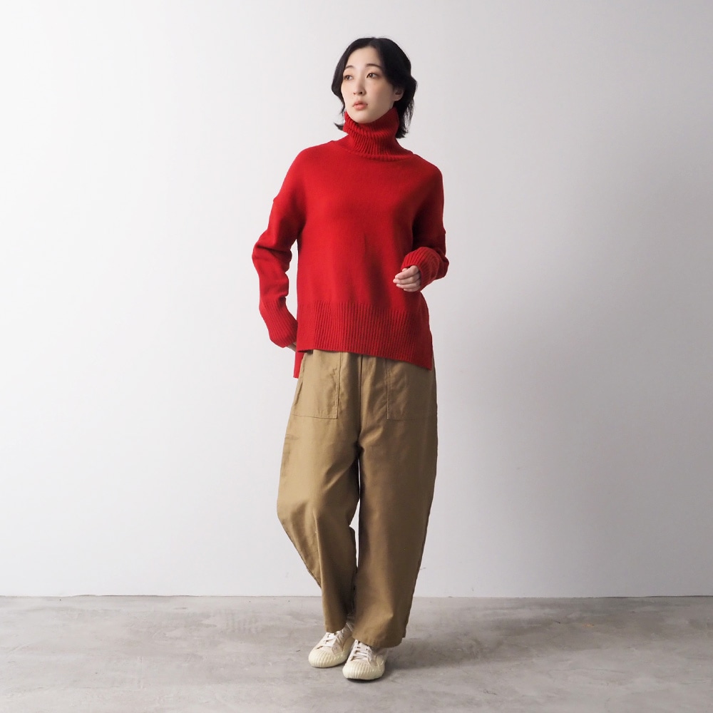 ムラ糸ミリタリーバックサテン クラフトパンツ　パンツを着た女性の全身