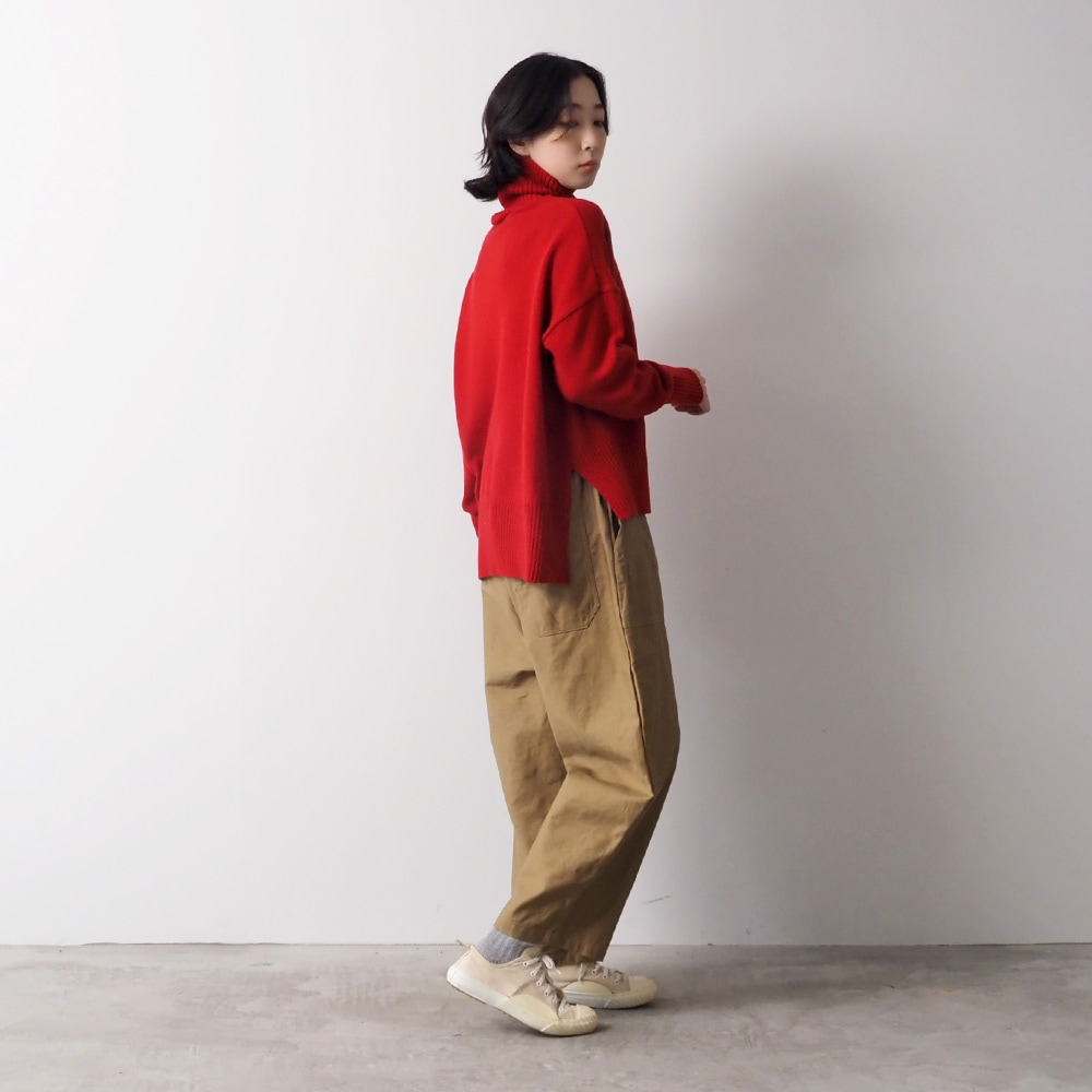 ムラ糸ミリタリーバックサテン クラフトパンツ　パンツを着た女性の全身