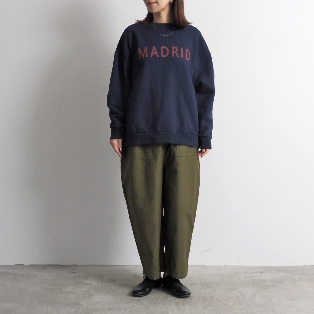 ムラ糸ミリタリーバックサテン クラフトパンツ　パンツを着た女性の全身