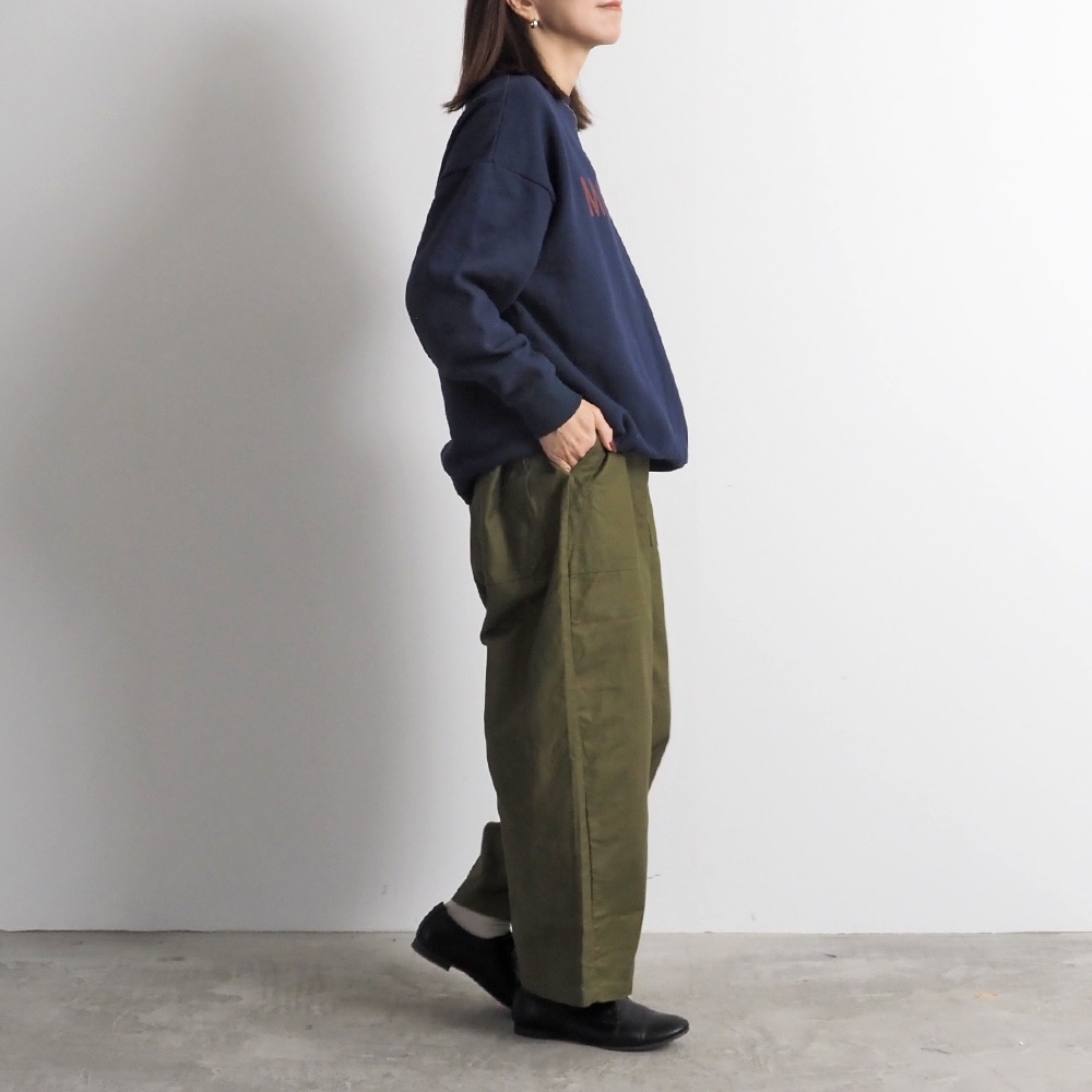 ムラ糸ミリタリーバックサテン クラフトパンツ　パンツを着た女性の全身