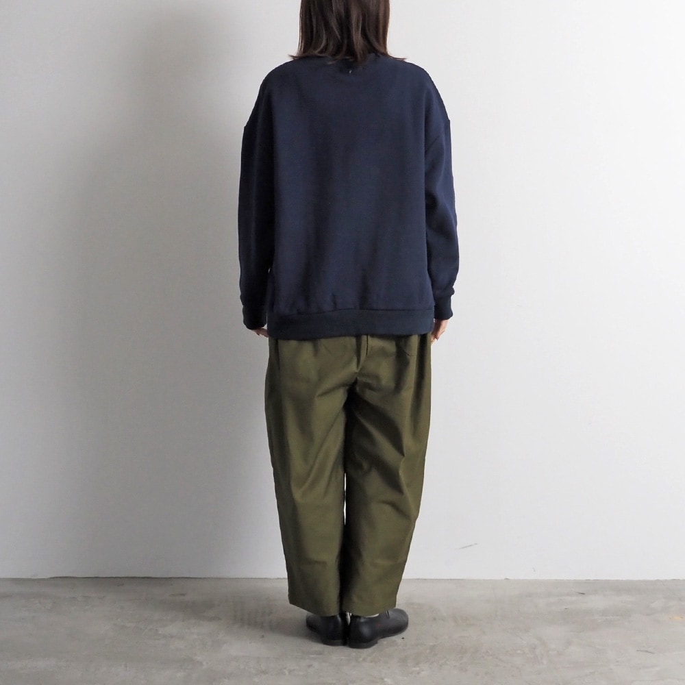 ムラ糸ミリタリーバックサテン クラフトパンツ　パンツを着た女性の全身