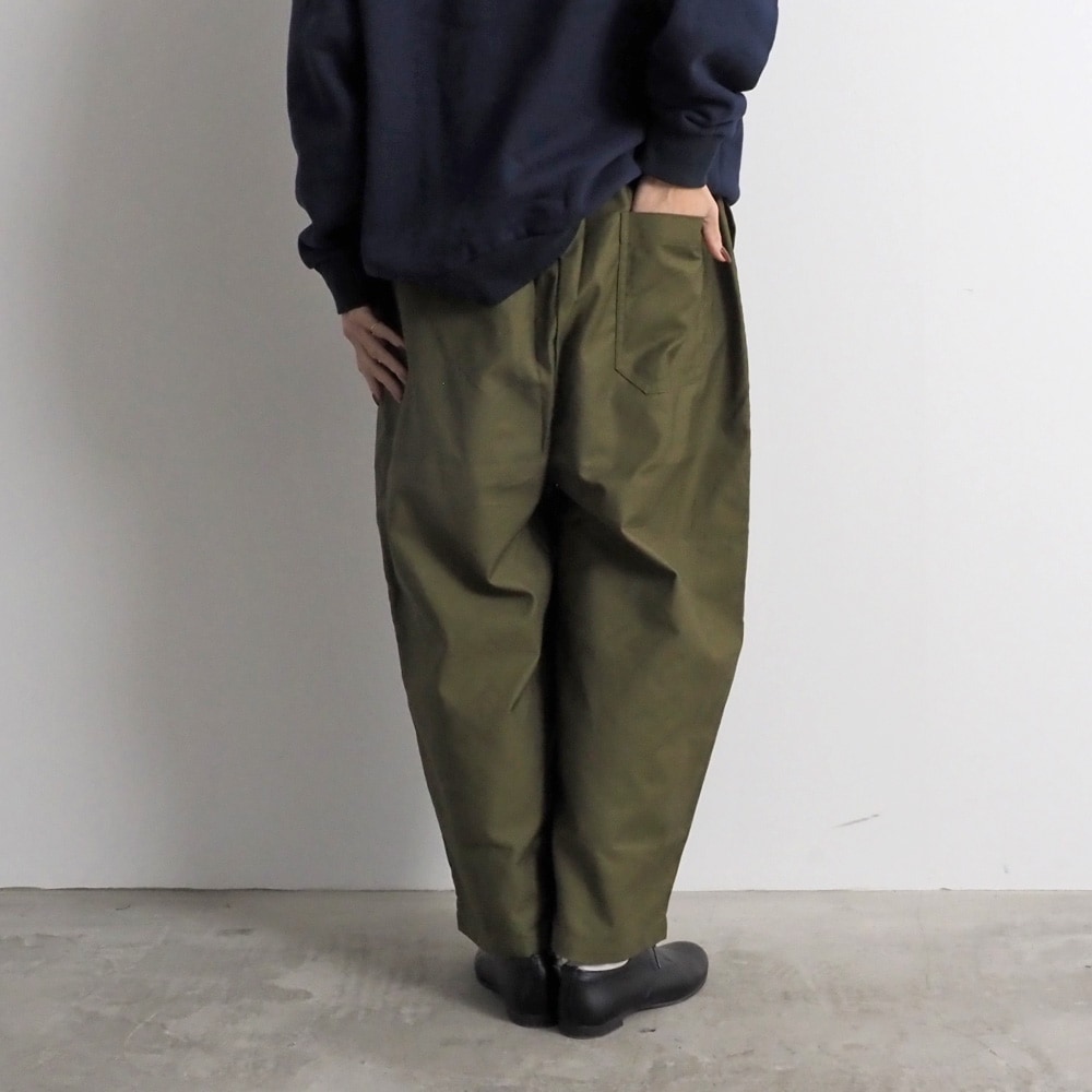 ムラ糸ミリタリーバックサテン クラフトパンツ　パンツを着た女性の全身