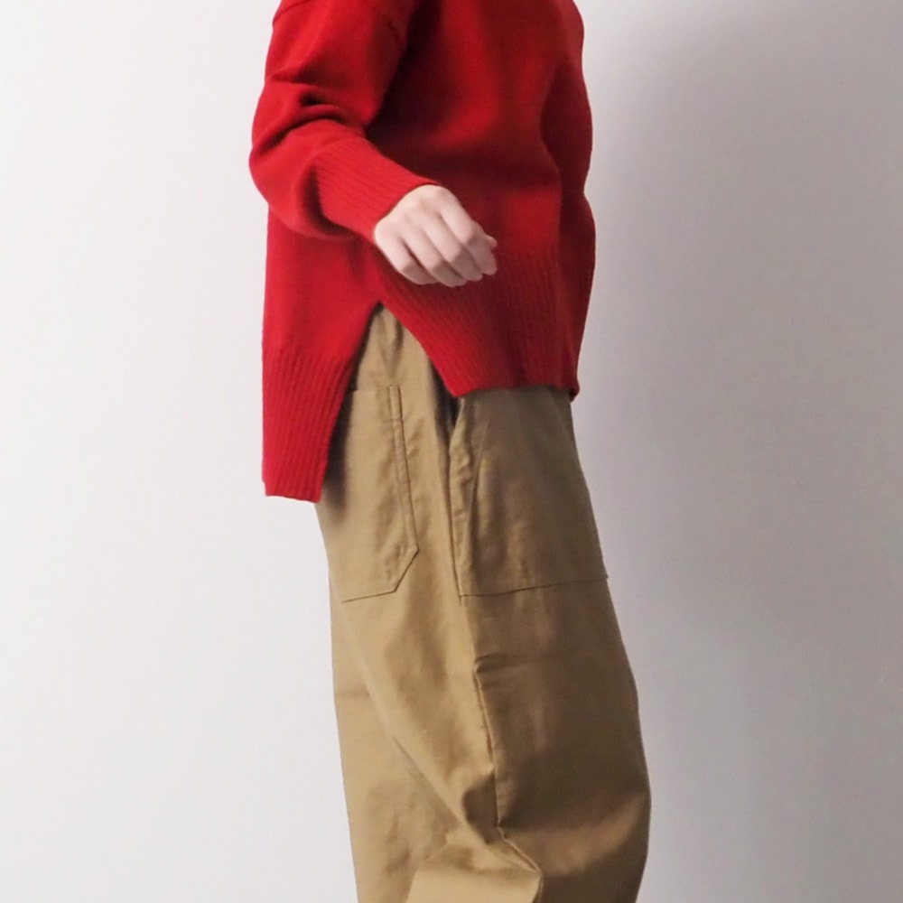 ムラ糸ミリタリーバックサテン クラフトパンツ　パンツを着た女性の正面