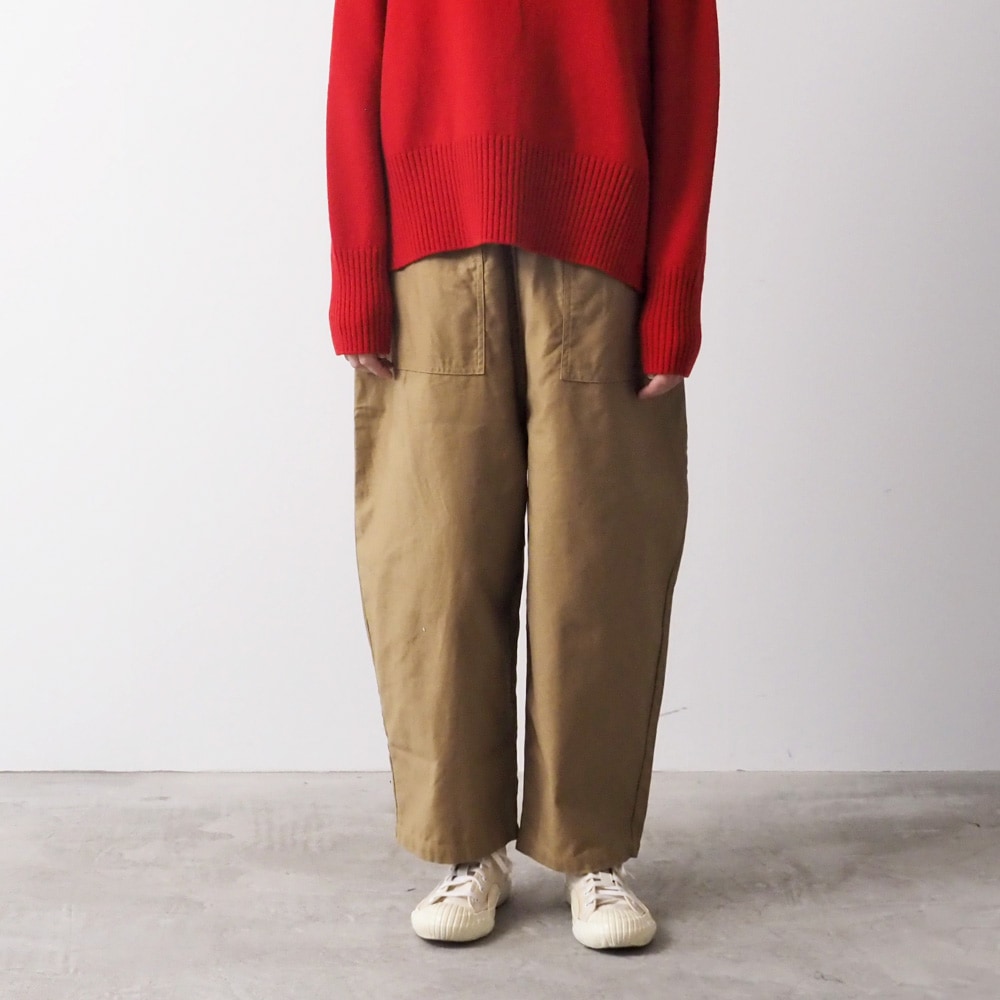 ムラ糸ミリタリーバックサテン クラフトパンツ　パンツを着た女性の正面