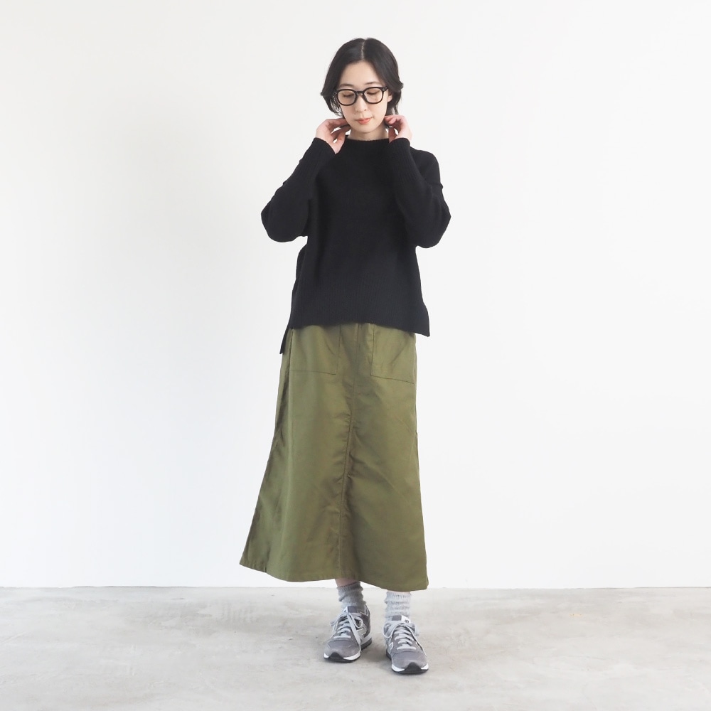 ムラ糸ミリタリーバックサテン ベイカースカート スカートを着た女性の全身