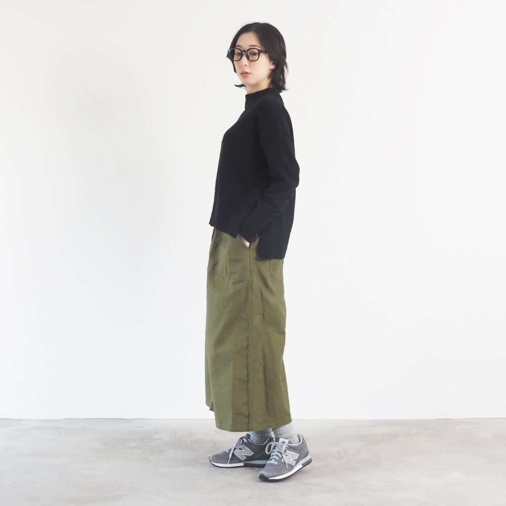 ムラ糸ミリタリーバックサテン ベイカースカート スカートを着た女性の全身