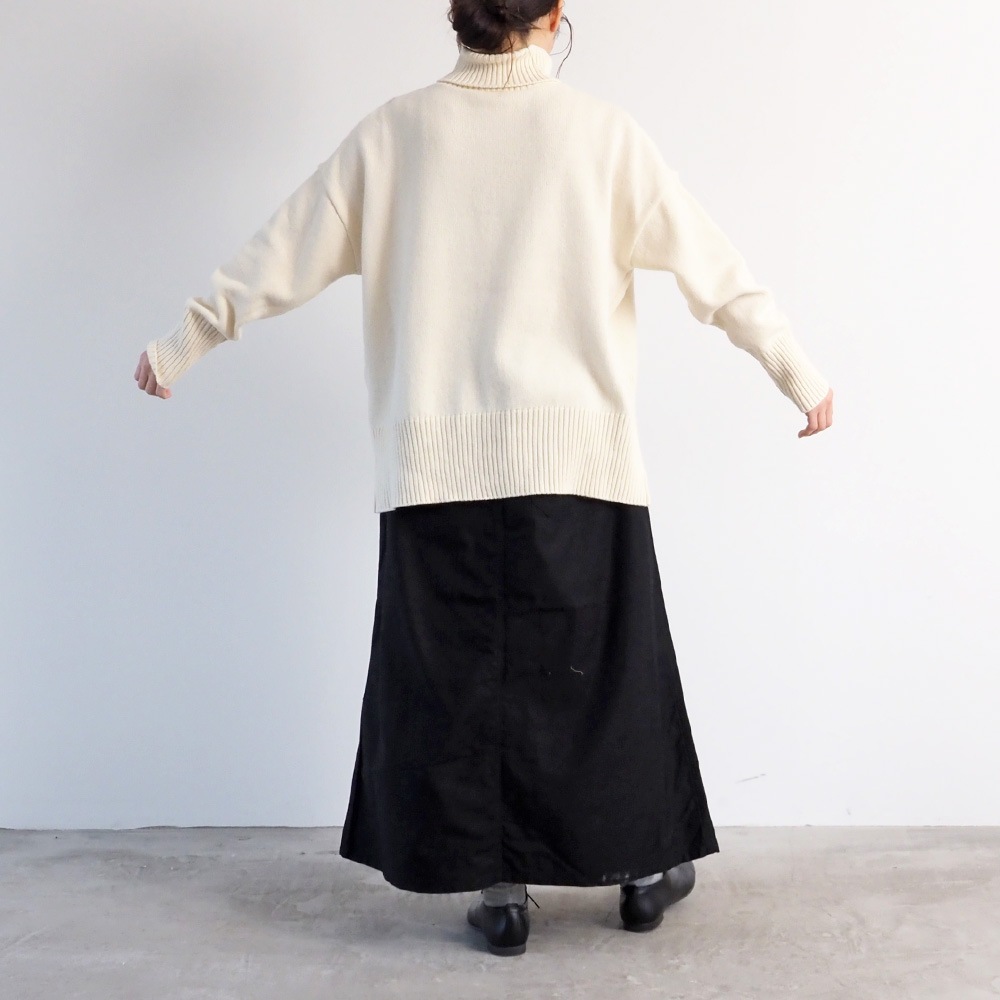 ムラ糸ミリタリーバックサテン ベイカースカート スカートを着た女性の全身