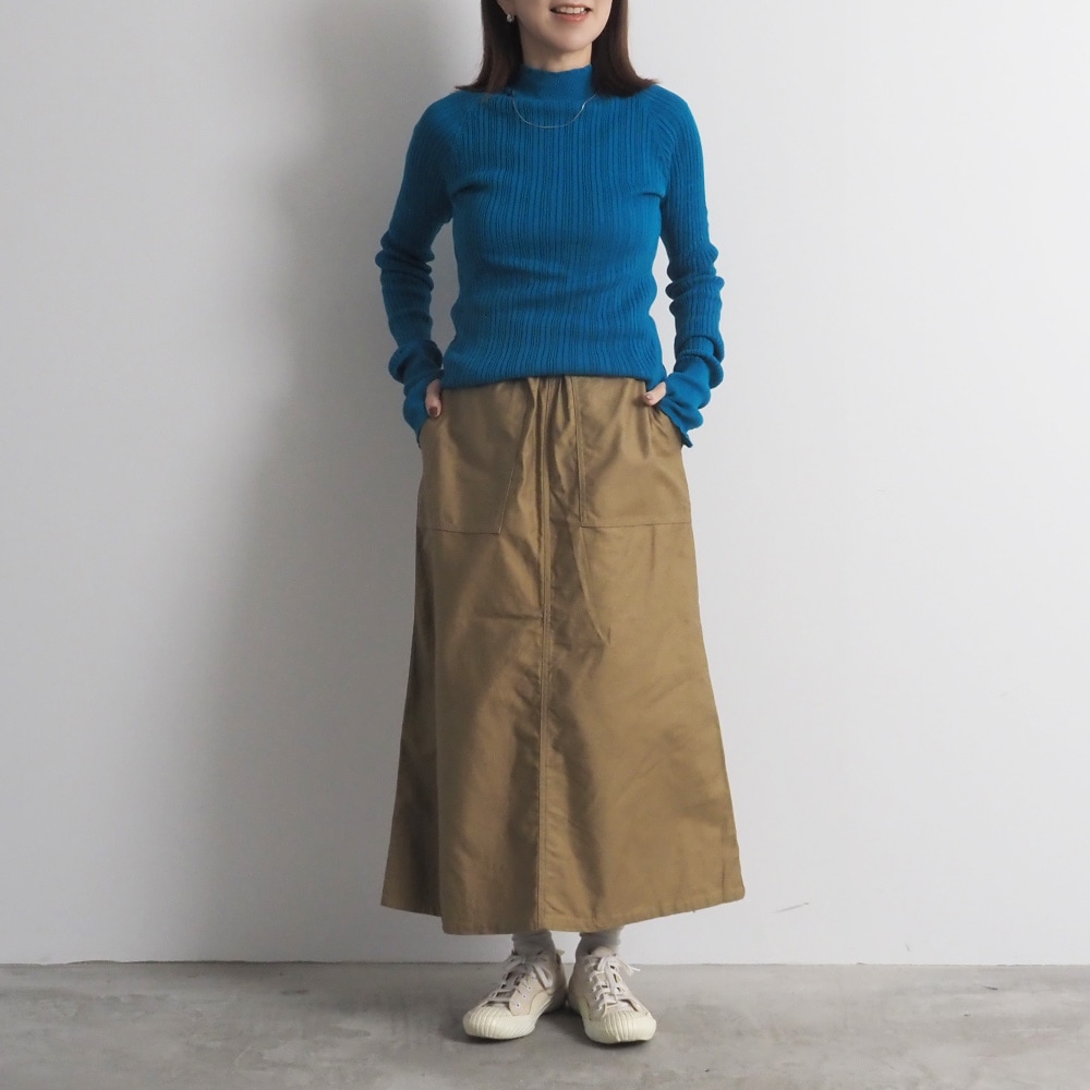 ムラ糸ミリタリーバックサテン ベイカースカート スカートを着た女性の全身