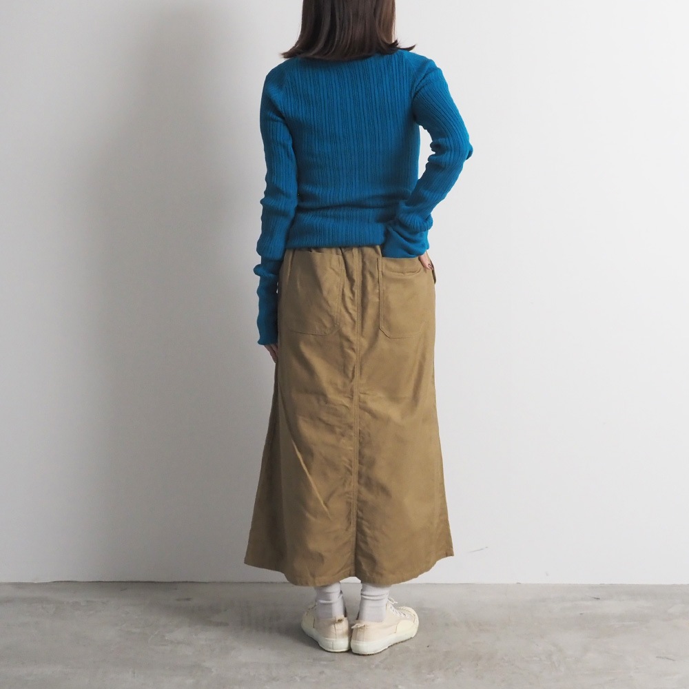 ムラ糸ミリタリーバックサテン ベイカースカート スカートを着た女性の全身