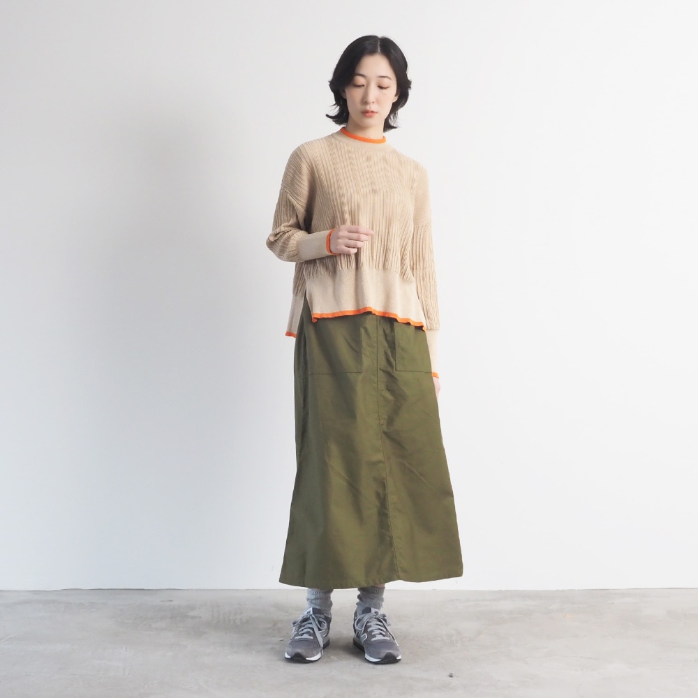 ムラ糸ミリタリーバックサテン ベイカースカート スカートを着た女性の全身