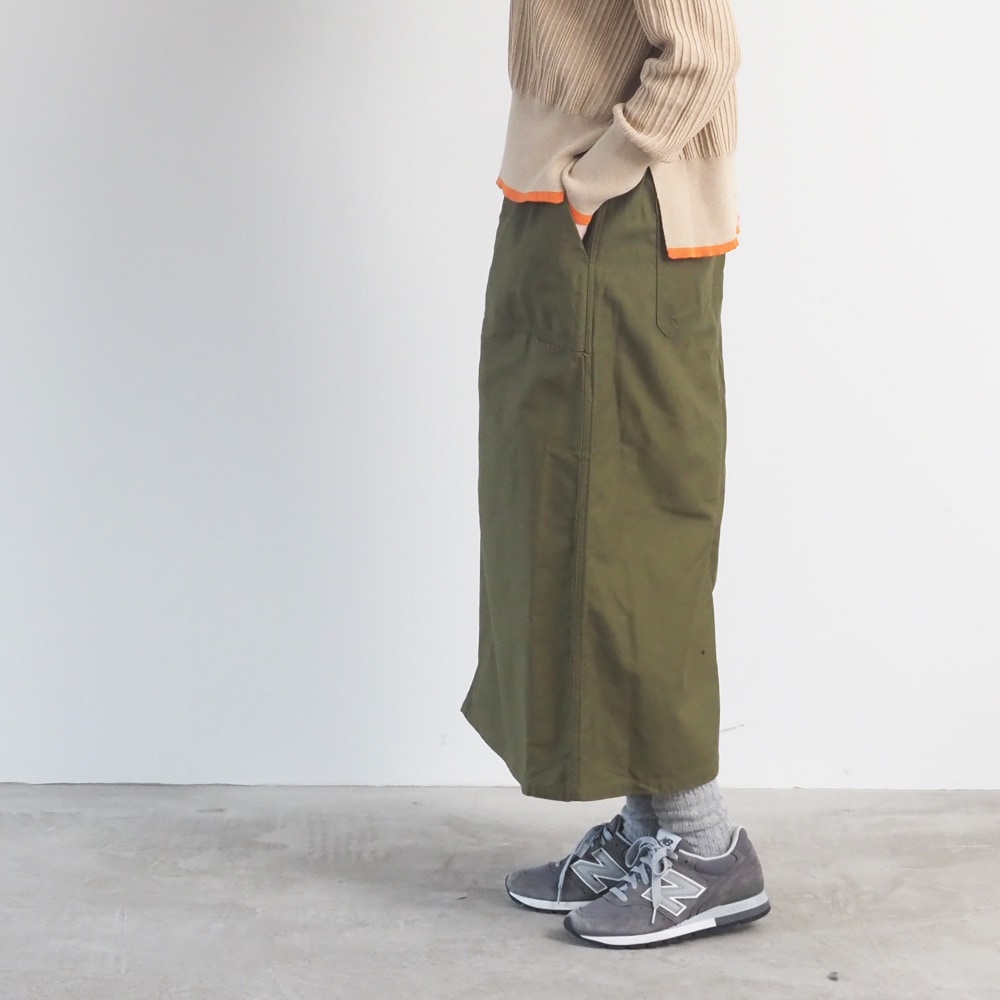 ムラ糸ミリタリーバックサテン ベイカースカート スカートを着た女性の正面