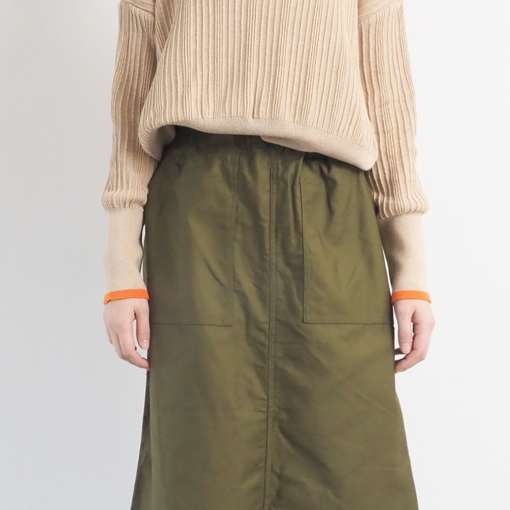 ムラ糸ミリタリーバックサテン ベイカースカート スカートを着た女性の正面