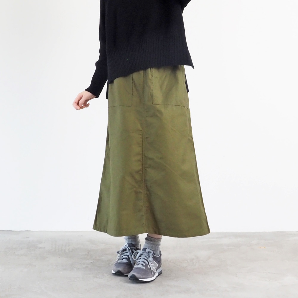 ムラ糸ミリタリーバックサテン ベイカースカート スカートを着た女性の正面