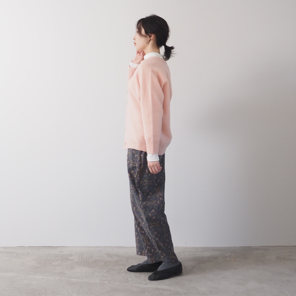 20ビエラ起毛バイアス花柄 ロングエッグパンツ　パンツを着た女性の全身