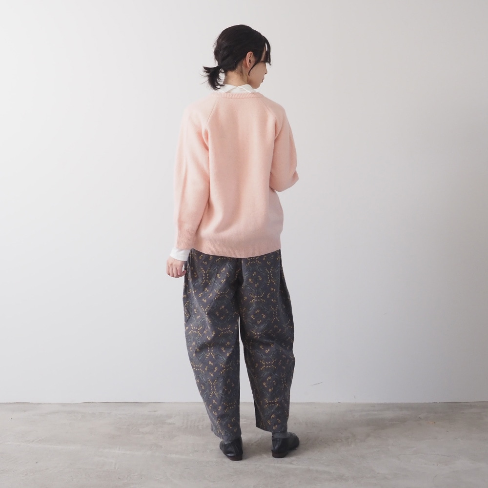 20ビエラ起毛バイアス花柄 ロングエッグパンツ　パンツを着た女性の全身