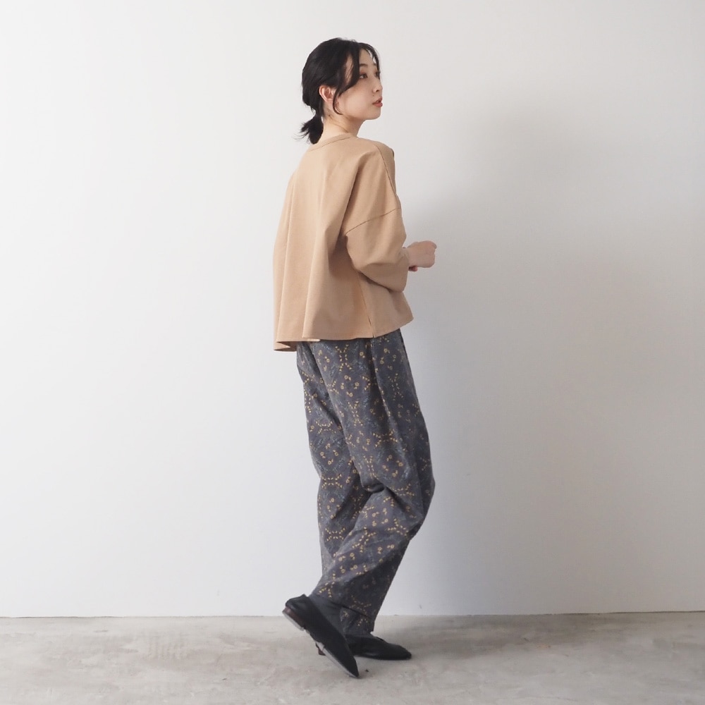 20ビエラ起毛バイアス花柄 ロングエッグパンツ　パンツを着た女性の全身