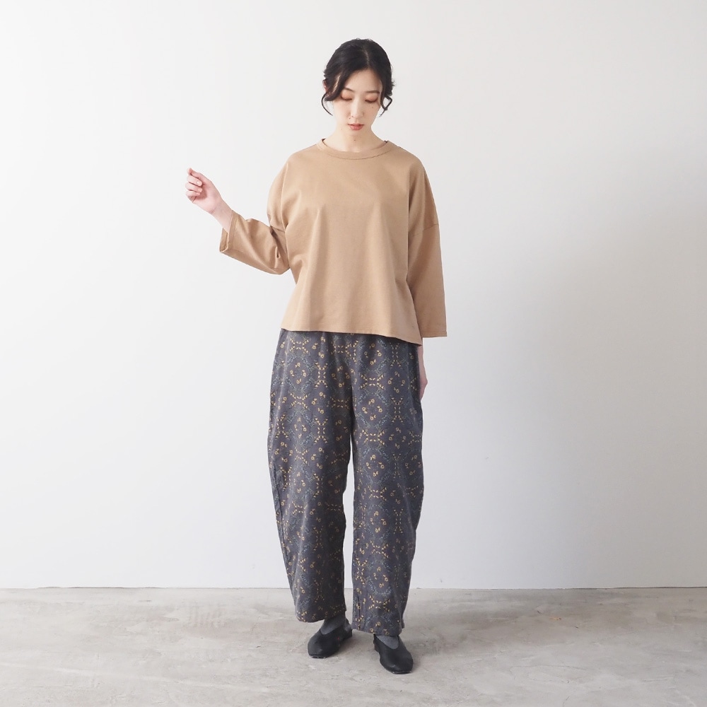 20ビエラ起毛バイアス花柄 ロングエッグパンツ　パンツを着た女性の全身