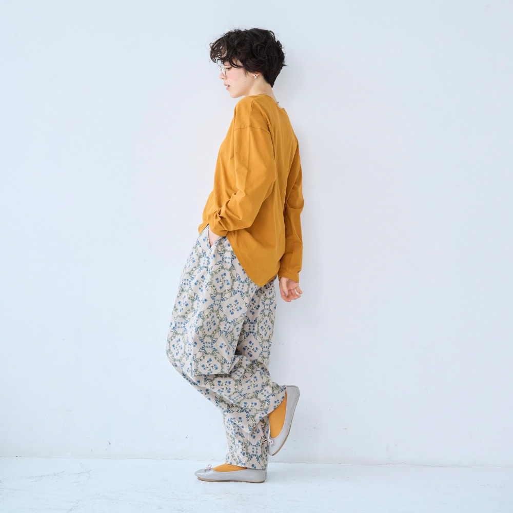 20ビエラ起毛バイアス花柄 ロングエッグパンツ　パンツを着た女性の全身