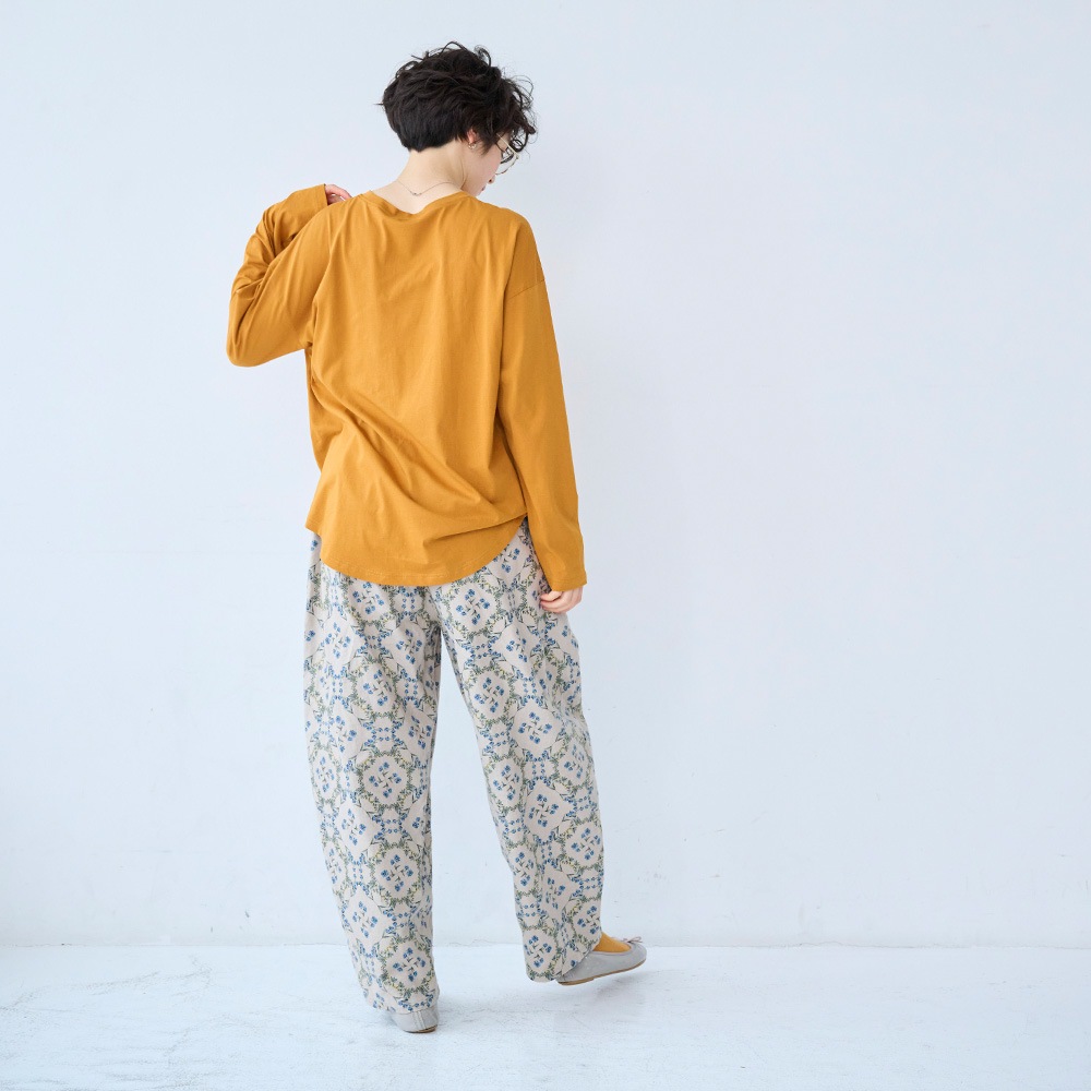 20ビエラ起毛バイアス花柄 ロングエッグパンツ　パンツを着た女性の全身