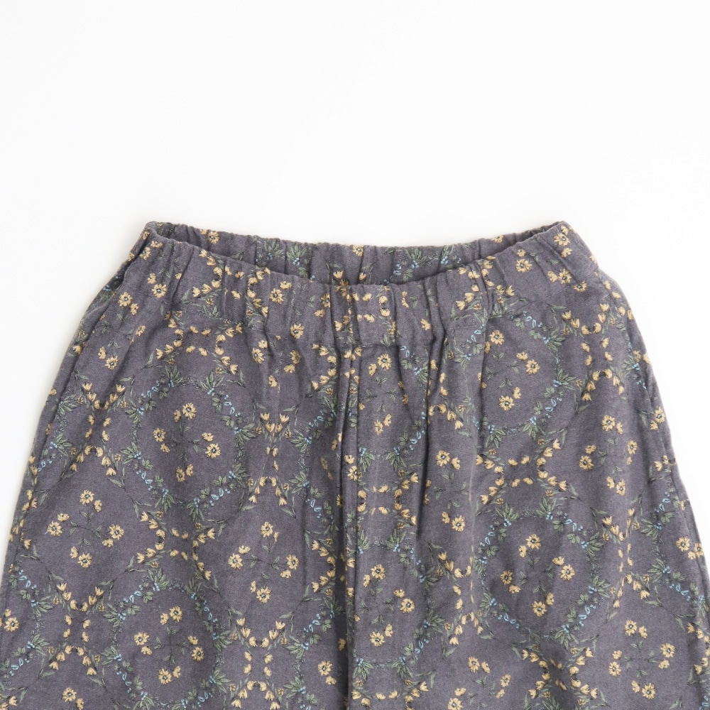 20ビエラ起毛バイアス花柄 ロングエッグパンツ　パンツの正面ディティール