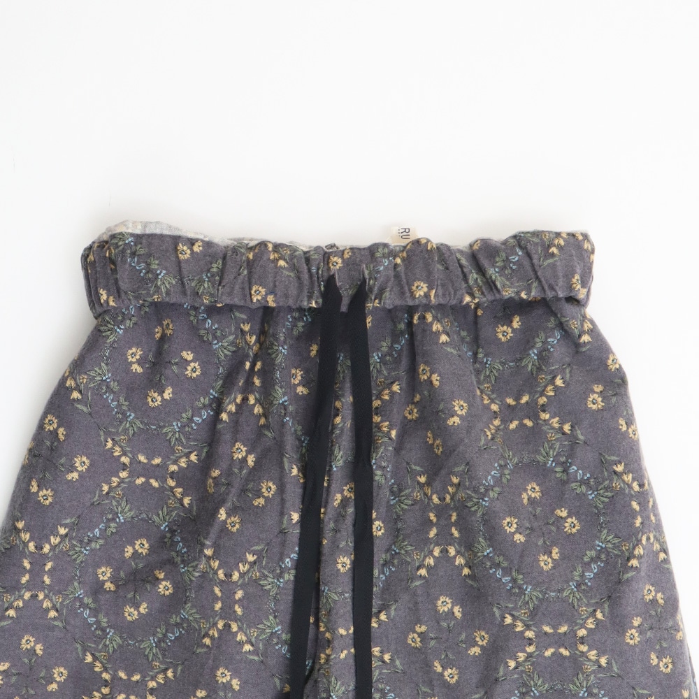 20ビエラ起毛バイアス花柄 ロングエッグパンツ　パンツの正面ディティール