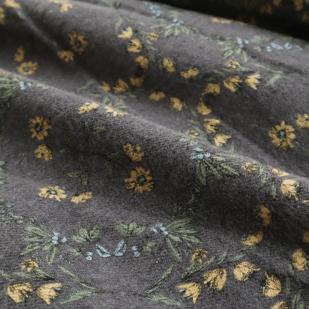 20ビエラ起毛バイアス花柄 ロングエッグパンツ　パンツの素材のアップ