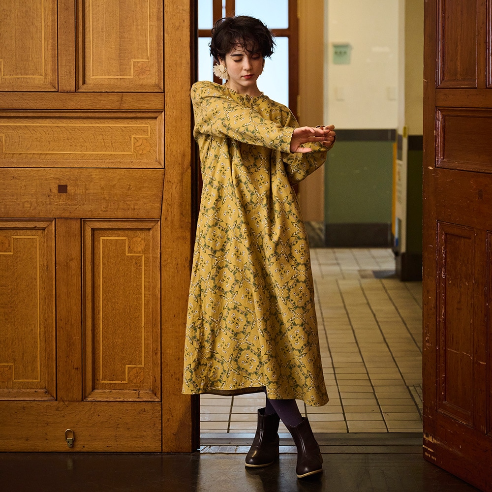 20ビエラ起毛バイアス花柄 ワンピース ワンピースを着た女性の正面
