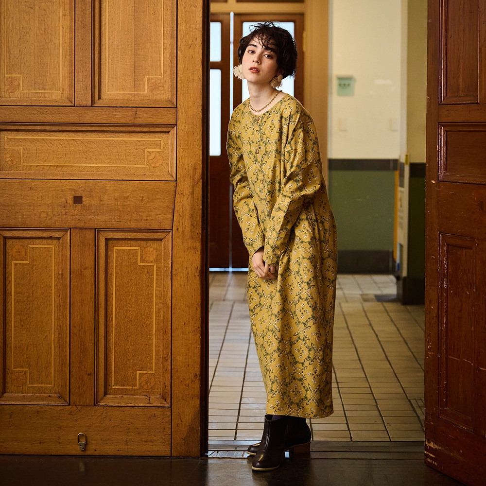 20ビエラ起毛バイアス花柄 ワンピース ワンピースを着た女性の正面