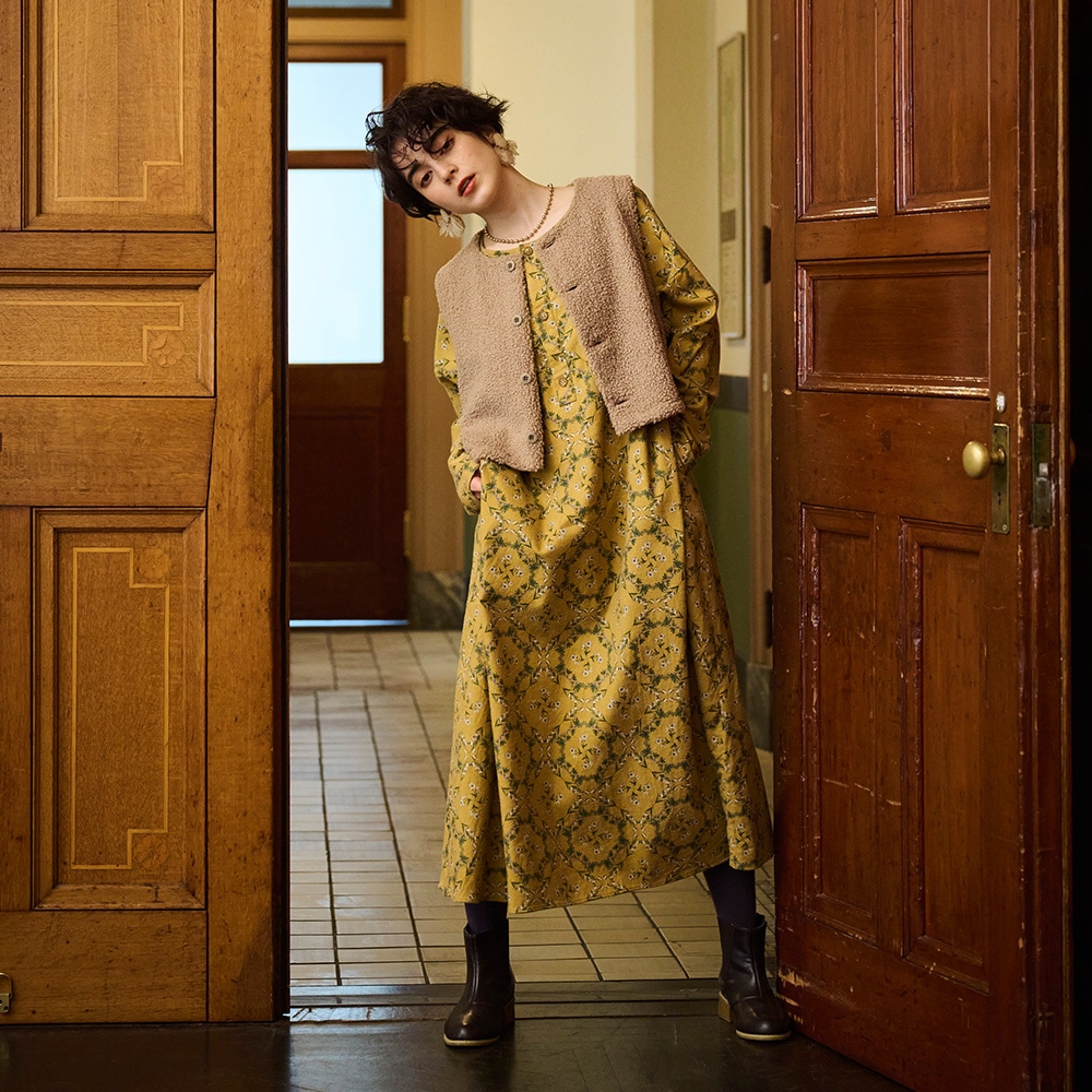 20ビエラ起毛バイアス花柄 ワンピース ワンピースを着た女性の正面