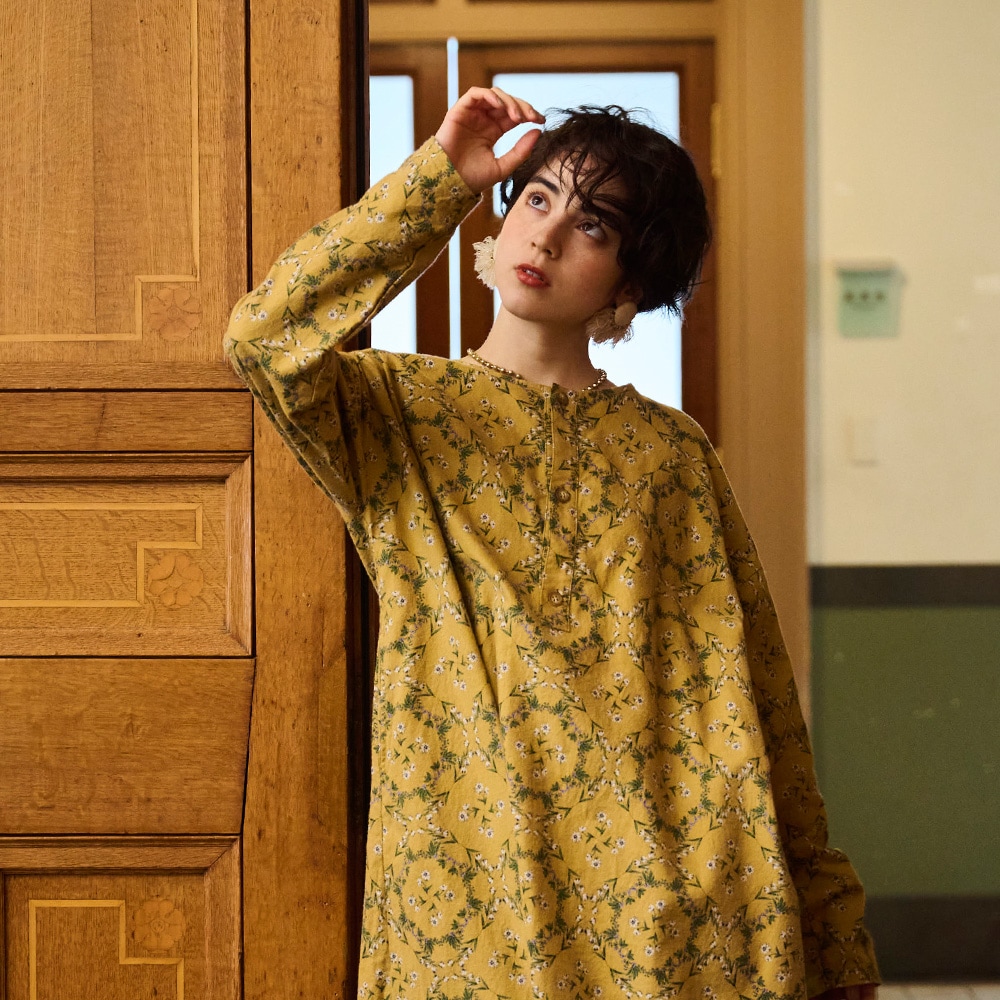 20ビエラ起毛バイアス花柄 ワンピース ワンピースを着た女性の正面