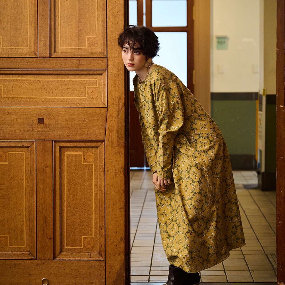 20ビエラ起毛バイアス花柄 ワンピース ワンピースを着た女性の正面