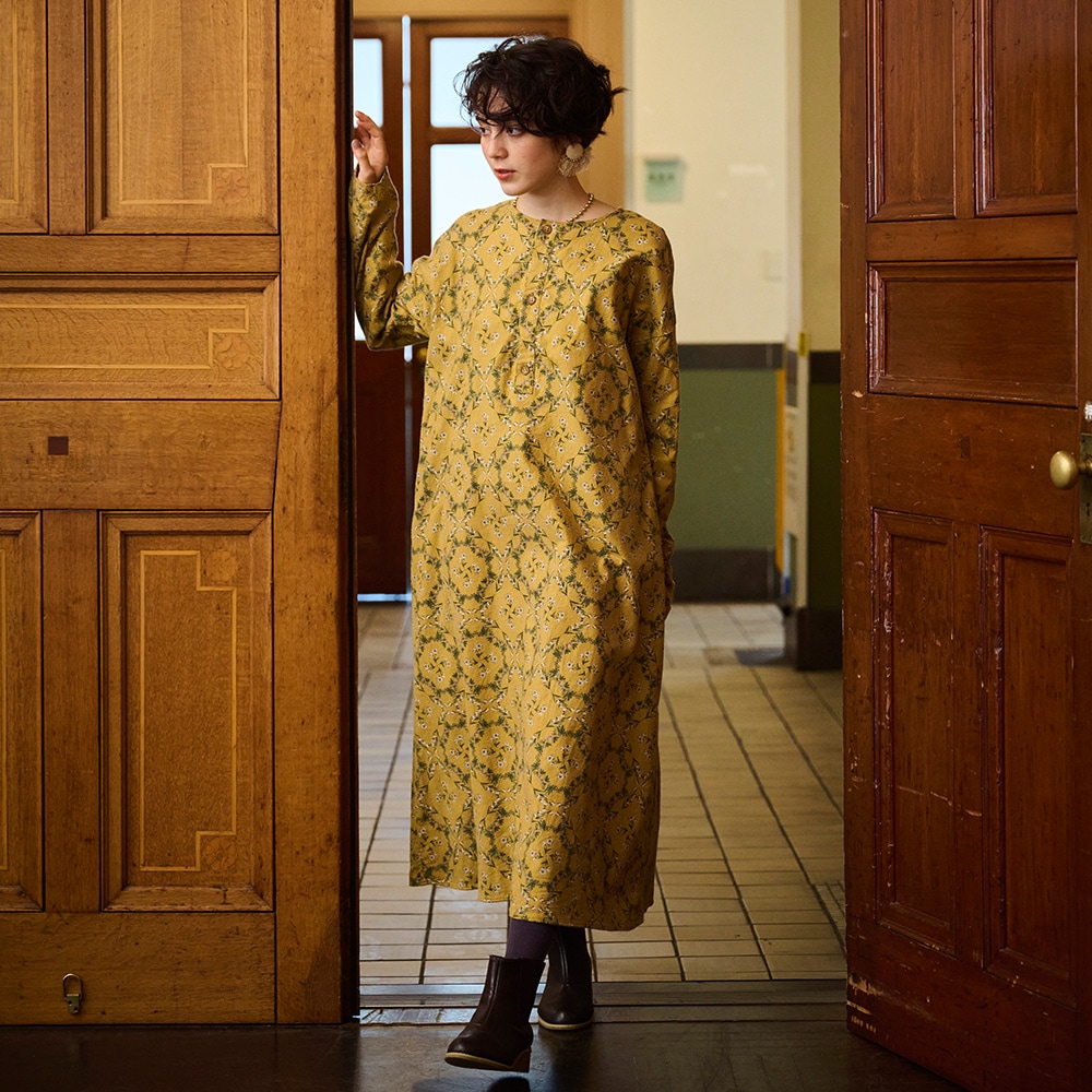 20ビエラ起毛バイアス花柄 ワンピース ワンピースを着た女性の正面