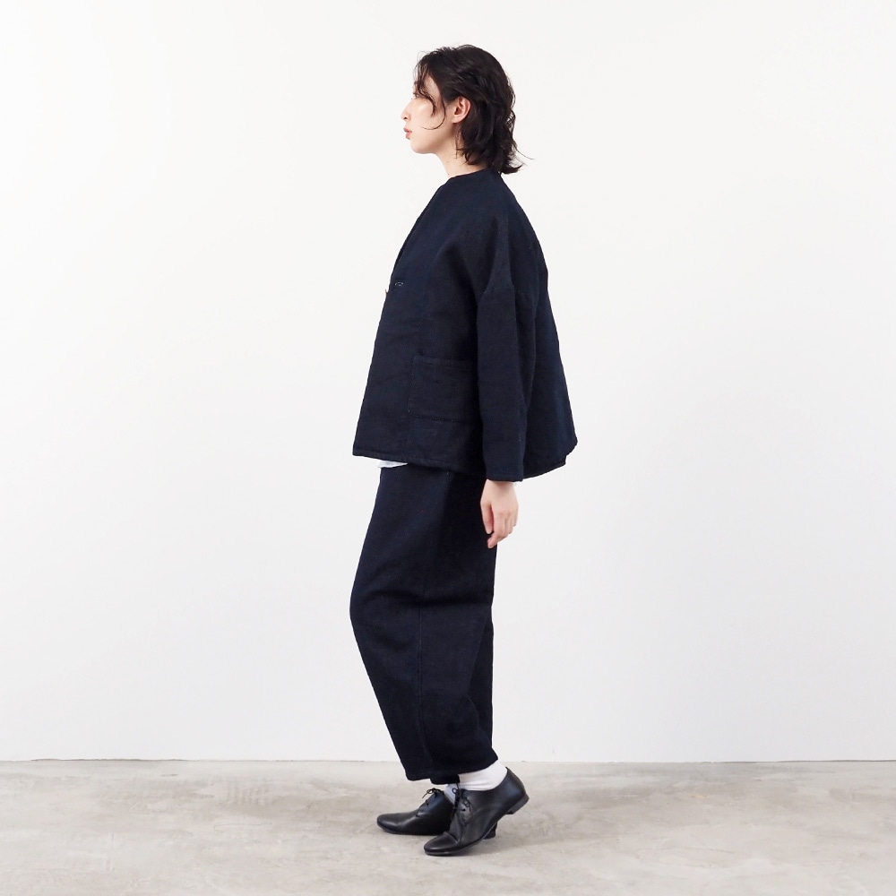 ムラデニム裏起毛 エッグパンツ パンツを着た女性の全身