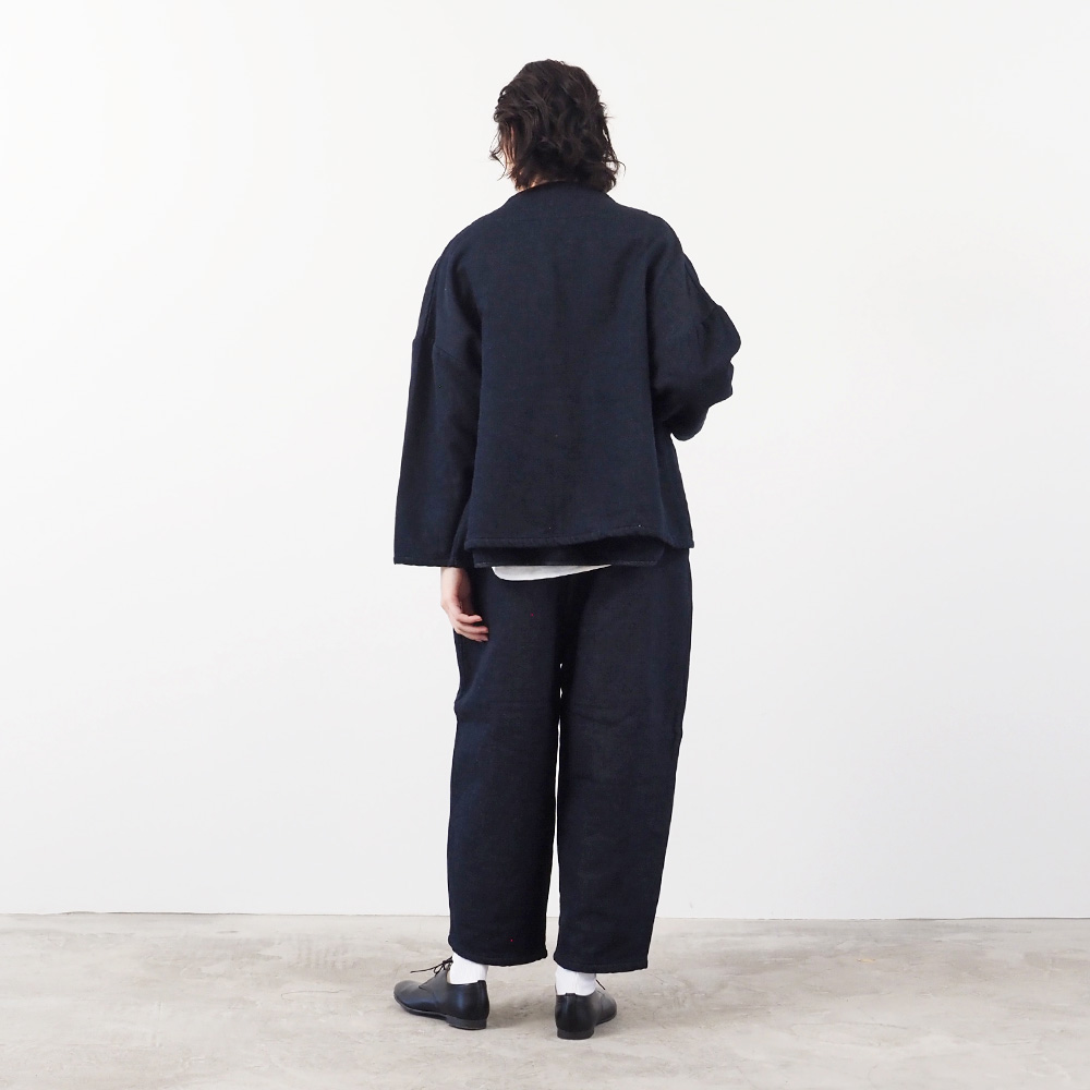 ムラデニム裏起毛 エッグパンツ パンツを着た女性の全身