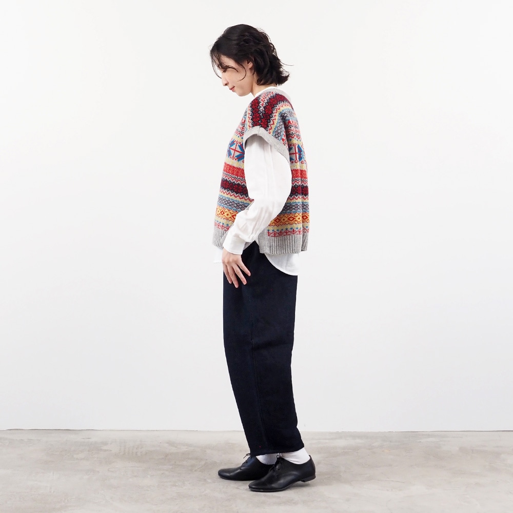 ムラデニム裏起毛 エッグパンツ パンツを着た女性の全身