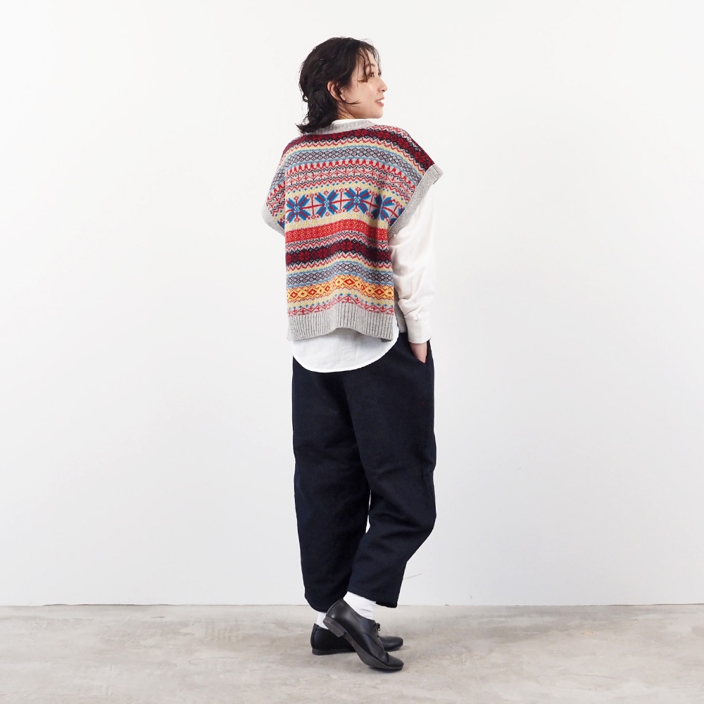 ムラデニム裏起毛 エッグパンツ パンツを着た女性の全身