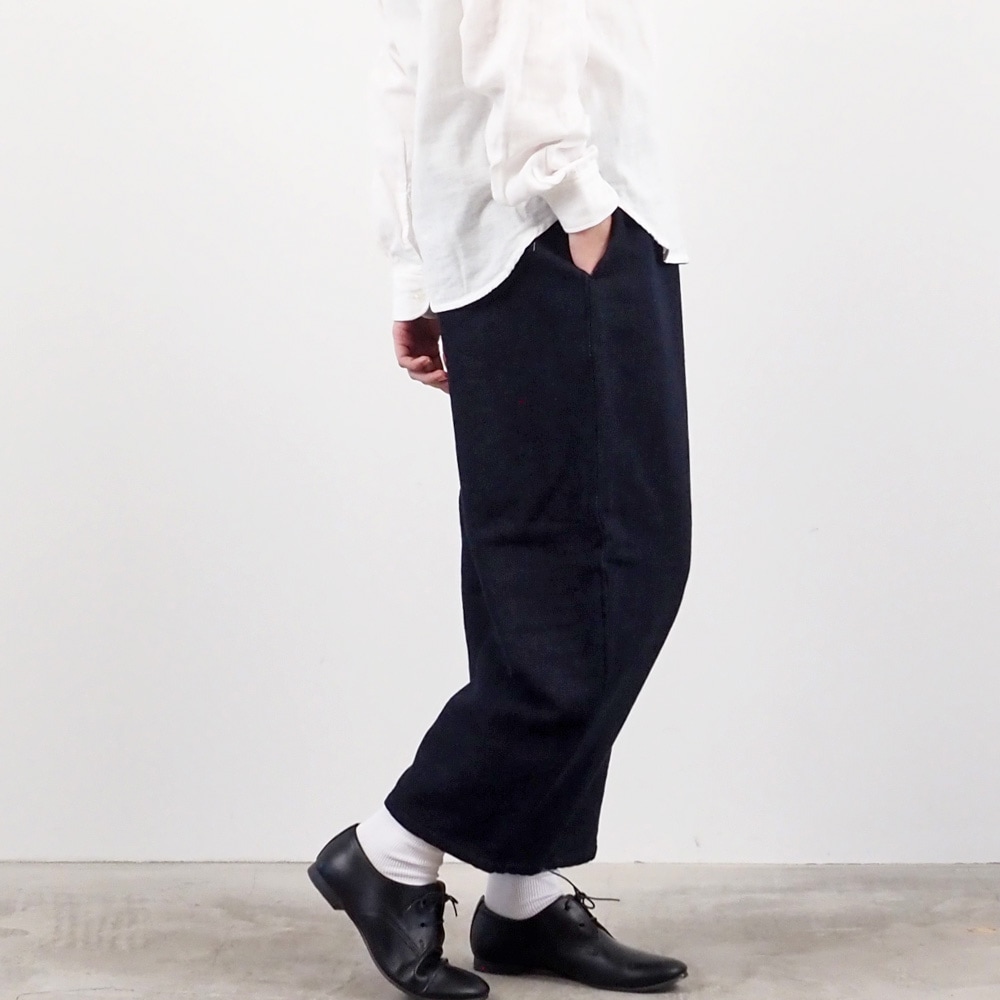 ムラデニム裏起毛 エッグパンツ パンツを着た女性の正面