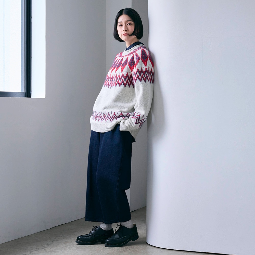 ムラデニム裏起毛 エッグパンツ パンツを着た女性の全身