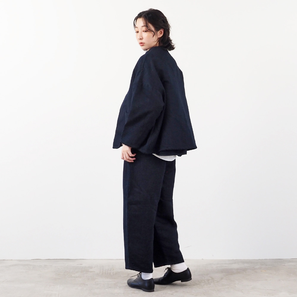 ムラデニム裏起毛 ノッチジャケット　ジャケットを着た女性の全身