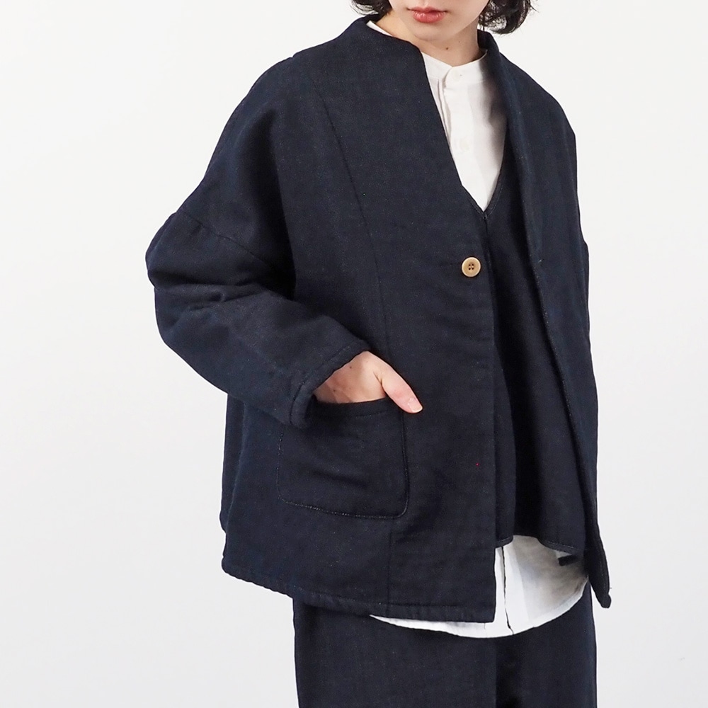 ムラデニム裏起毛 ノッチジャケット　ジャケットを着た女性の正面