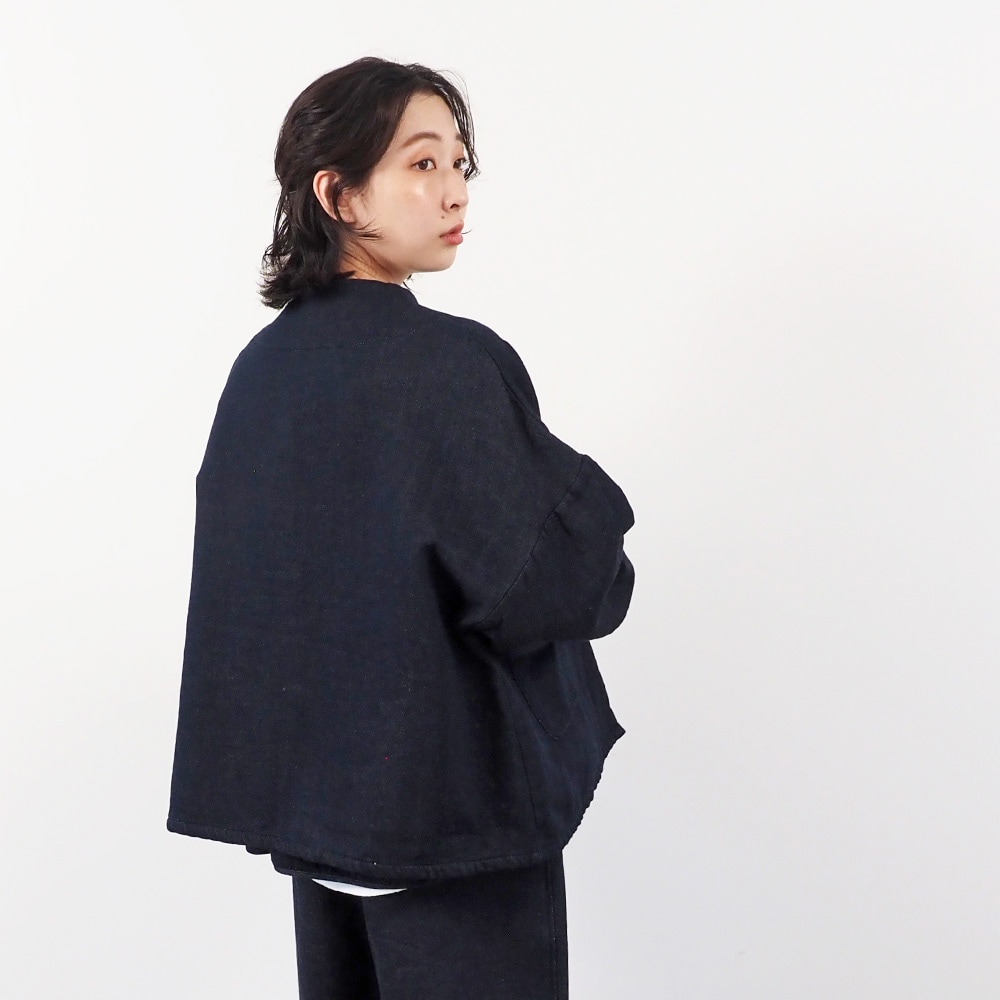 ムラデニム裏起毛 ノッチジャケット　ジャケットを着た女性の正面