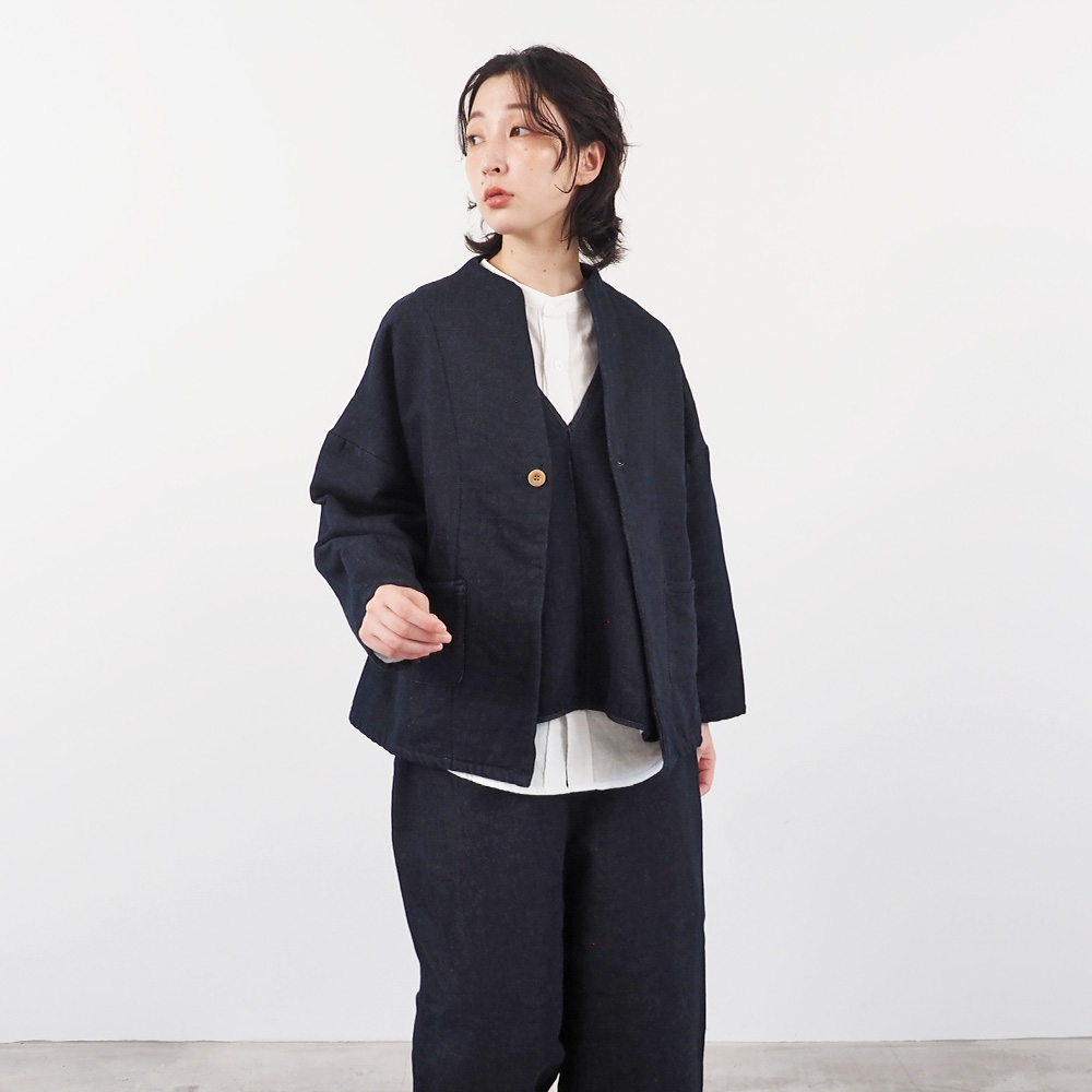 ムラデニム裏起毛 ノッチジャケット　ジャケットを着た女性の正面