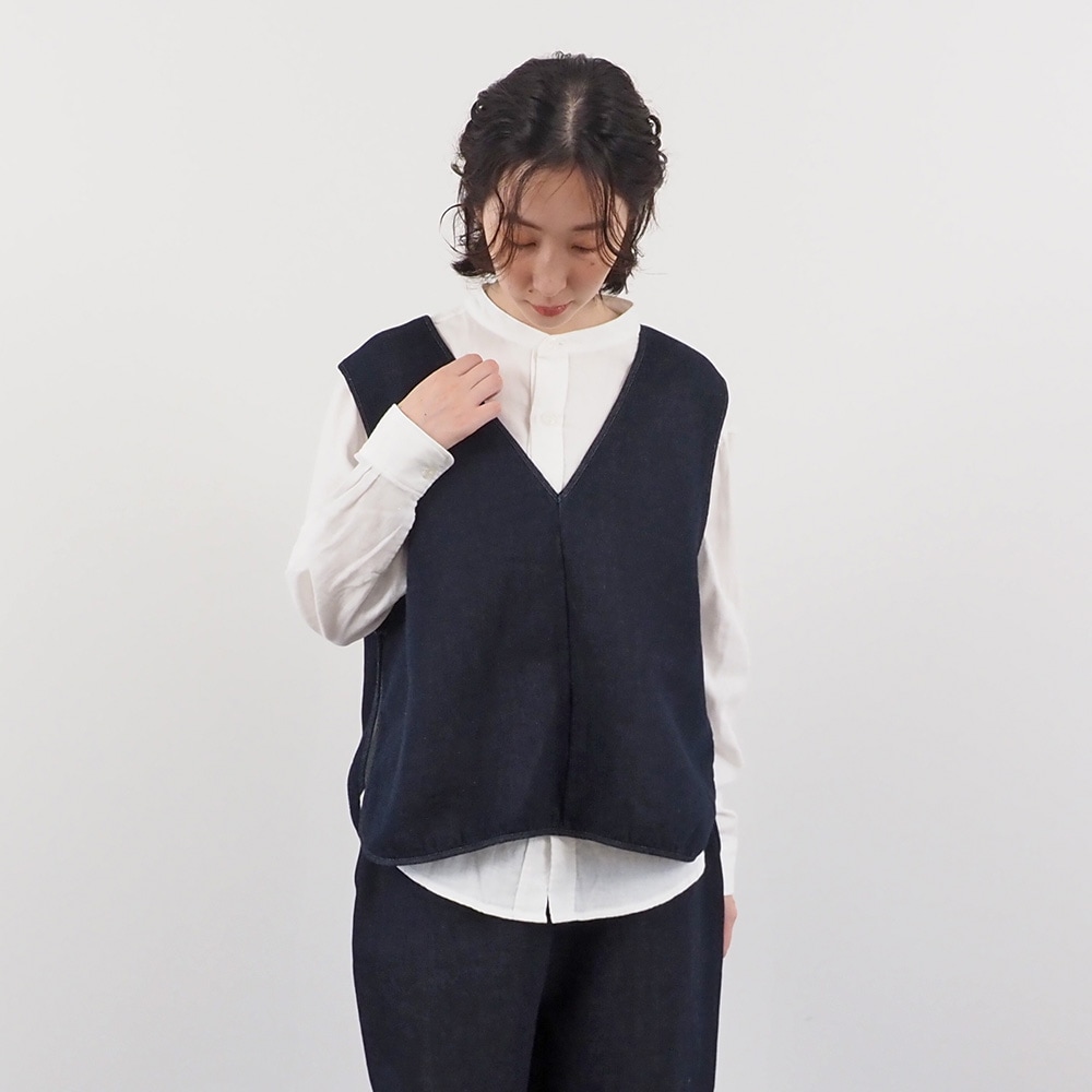ムラデニム裏起毛 フリップベスト(2WAY)　ベストを着た女性の正面
