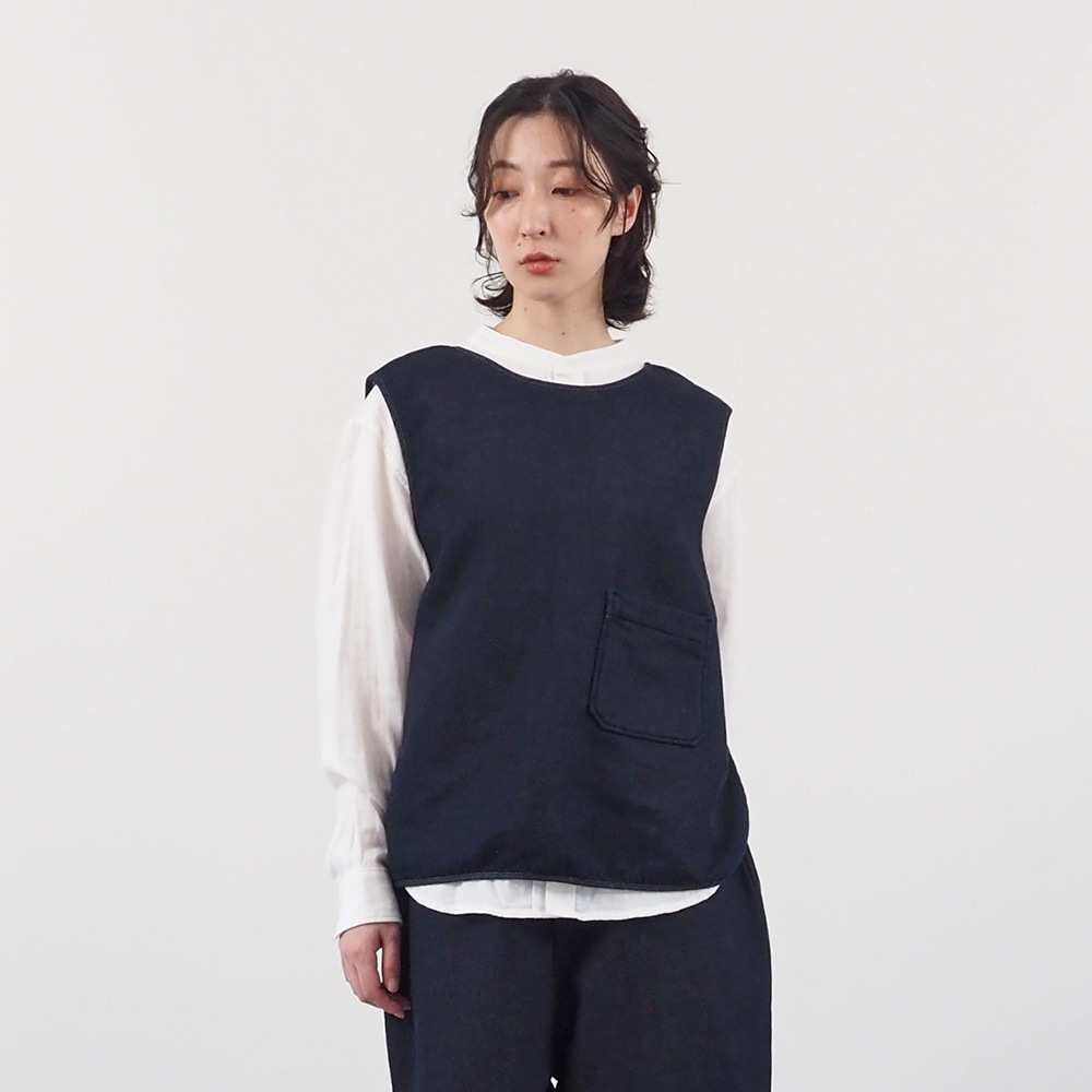 ムラデニム裏起毛 フリップベスト(2WAY)　ベストを着た女性の正面