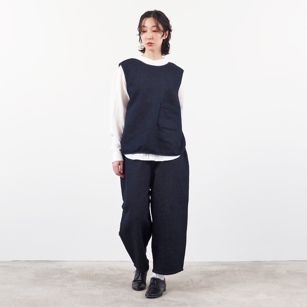 ムラデニム裏起毛 フリップベスト(2WAY) ベストを着た女性の全身