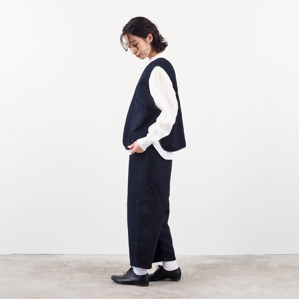 ムラデニム裏起毛 フリップベスト(2WAY) ベストを着た女性の全身