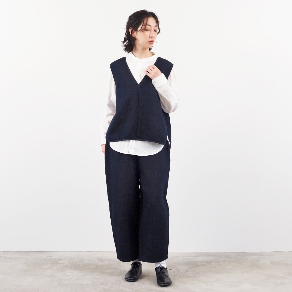 ムラデニム裏起毛 フリップベスト(2WAY) ベストを着た女性の全身