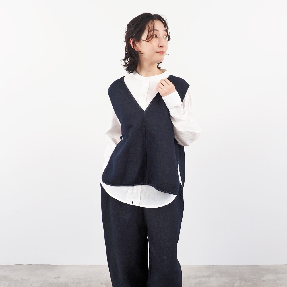 ムラデニム裏起毛 フリップベスト(2WAY) ベストを着た女性の正面