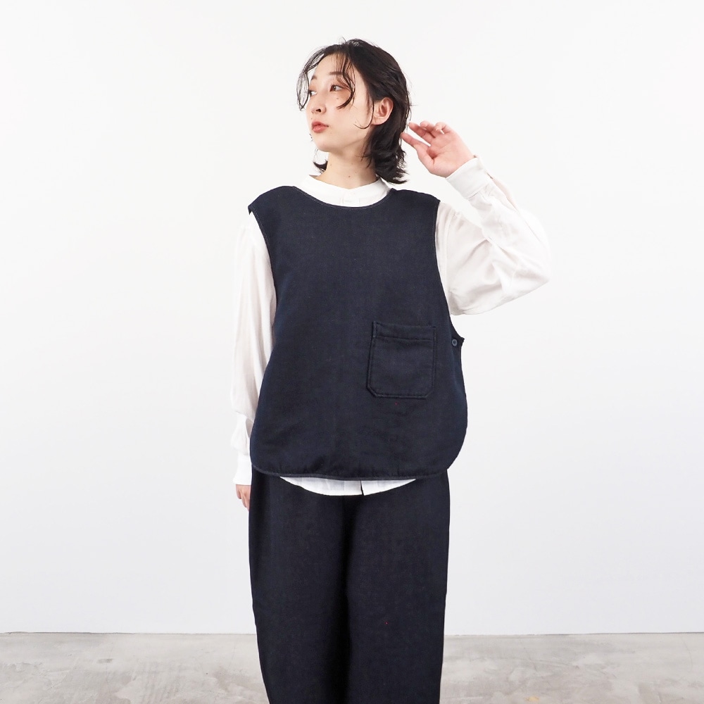 ムラデニム裏起毛 フリップベスト(2WAY) ベストを着た女性の正面